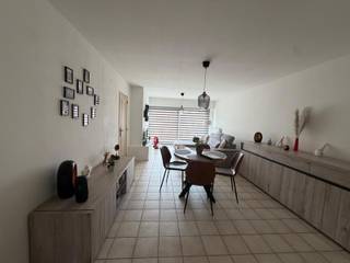 Dit gerenoveerde appartement bevindt zich op de eerste verdieping van een kleinschalig gebouw. Indeling: inkomhal met gastentoilet, vervolgens...