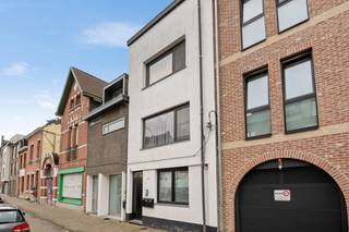 <div><div> <p>Gelijkvloers appartement met ruime zuid-gerichte tuin.</p><p>Dit gelijkvloers appartement is gelegen in het centrum en maakt deel uit van een volledig verbouwd gebouw uit 2019. Het appartement heeft een bewoonbare oppervlakte van 68 m² en beschikt over een zuid-gerichte tuin met terras van in totaal 245 m². De leefruimte ligt op een houten vloer en sluit aan op de open, volledig ingerichte keuken met alle toestellen. Verder is er een berging/wasplaats, een afzonderlijk toilet en een badkamer met douche en wastafelmeubel. De slaapkamer heeft een oppervlakte van 12 m². Het appartement is energiezuinig en beschikt over een goedgekeurde elektrische installatie.</p></div> </div>