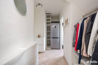 <p>Gezellig duplex- appartement in een kleinschalig gebouw gelegen op de eerste en tweede verdieping. Het appartement beschikt over een ruime inkomhal, toilet met handwasbakje, een lichtrijke woonkamer met aansluitend terras, een uitgeruste keuken met afwasmachine, vitro-ceramische kookplaat, koelkast en diepvriezer, een knusse slaapkamer en een moderne badkamer met badkamermeubel, ligbad en douche en een 2de toilet. Een extra troef is de bijhorende kelderberging en de ondergrondse garage in een afgesloten parkeerruimte. Uitstekende ligging, op wandelafstand van het station, op slechts 2 km van winkels en met een vlotte verbinding naar Leuven, Mechelen en Brussel. EPC label B.</p>
