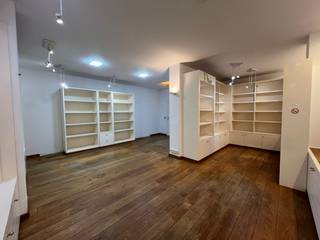 Dit handelspand (53m²) is gelegen in de D'Hondtstraat, een zijstraat van de Grote Markt en bestaat uit een inkom, een handelsruimte voorzien...