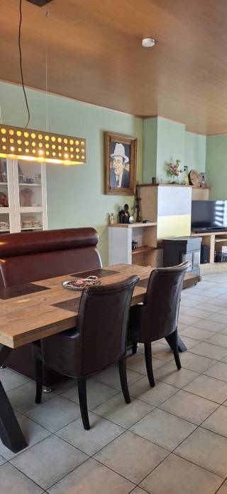 Instapklare gezinswoning (126m²) met 3 slpk, warmtepomp, dressing en toplocatie nabij parken!<br />Bent u op zoek naar een heel goed onderhouden woning zonder renovatieverplichting.<br />Deze charmante, lichtrijke woning (gerenoveerd in 2013) biedt modern comfort en een unieke indeling met voldoende ruimte.<br />Waarom deze woning direct uw aandacht verdient: Toekomstgerichte technieken: Uitgerust met een energiezuinige Samsung multisplit-warmtepomp (koelen & verwarmen) en een volledig conforme elektriciteit tot 2038!<br />Gunstig EPC-label C (275 kWh/m²): <br />KI zeer laag.<br />Unieke Master Suite: Grote 3e slaapkamer met een eigen trappenhuis en een royale, volledig ingebouwde dressing.<br />Modern comfort: Volledig vernieuwde badkamer (2018) met een hangtoilet en een exclusieve Campa designradiator.<br />Praktische indeling: Ruime leefruimte, centrale keuken, handige berging onder de trap met kelder eronder en een onderhoudsvriendelijke koer (9m²)<br />Toplocatie: Gelegen in een rustige straat op amper 200-300 meter van twee grote parken (het ideale verlengstuk van uw buitenruimte) en vlakbij scholen, winkels en openbaar vervoer.