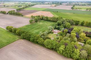 This detached house in Maldegem is located in the countryside for sale, which, in addition to a 14,953m² plot, offers you endless and relaxing rural views. This plot offers you the opportunity to renovate the existing buildings or to build a 1,000m3 detached house in an odd way. From Haantjesveld, you can enjoy an extremely quiet location, but with an easy connection to Bruges, Knokke, Aalter, Beernem, Ghent, N49, N44, N9, E40...<br />* Ground floor apartment:<br />- bright living room with adjoining kitchen;<br />- desk;<br />- 2x storage;<br />- bathroom 1 with shower, toilet, sink;<br />- indoor garage.<br />* First floor apartment:<br />- Night hall/multipurpose room;<br />- 2 bedrooms;<br />- bathroom 2 with bath, shower, toilet, washbasin in furniture.<br /><br />This property is subject to the renovation obligation imposed by the Flemish government for residential buildings (unless demolished within 5 years of purchase). For more information, consult the website of the Flemish Energy and Climate Agency at https://www.vlaanderen.be/een-woning-kopen/renovatieverplichting-voor-residentiele-gebouwen