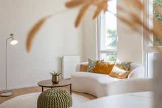 Dit prachtig appartement met topligging op Antwerpen Zuid vlakbij de Singel is totaal gerenoveerd met aangename look &amp; feel en veel natuurlijk lichtinval. Het situeert zich op de 3de verdieping in een kleinschalig gebouw met open zicht en een zeer goede mobiscore vlakbij het centrum, openbaar vervoer en invalswegen.<br /><br />INDELING: Inkomhal op parket met berguimte - zeer lichtrijke leefruimte voorzien van een open keuken hyper uitgerust - Toegang tot slaapkamer/bureau met terrasje - 2de ruime slaapkamer achteraan en badkamer met inloopdouche, lavabomeubel en toilet.<br />Er hoort een kelderberging bij het appartement. Mogelijkheid tot aankoop van een autostaanplaats aan 30.000€.<br /><br />BIJZONDERHEDEN: Appartement op zeer gegeerde locatie - Elektriciteit conform - Asbestveilig - EPC: 169 UC 3539791 - P&amp;G score: C - Beschikbaar bij akte - Lage maandelijkse kosten<br />Appartement kopen of verkopen in Antwerpen? Bel 03 361 51 51 of via info@yvesvanpelt.be