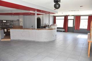 Gunstig gelegen handelspand met woonst vlakbij het centrum van Geel en de ringweg bestaande op de gelijkvloerse verdieping uit: commerciële ruimte...