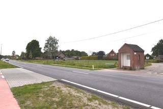 Bouwgrond Lot 2 goedgekeurde verkaveling: groot 13a30ca, open bebouwing, bebouwbare bruto oppervlakte = 168m², gevelbreedte = 11,15m en bouwdiepte...