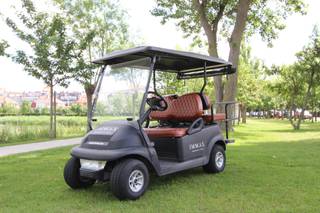 Gemakkelijk toegankelijke autostaanplaats te koop nabij het commerciële centrum. <br />Aarzel niet om ons te contacteren voor meer informatie: tel. : 050 62 44 14 of via knokke@immax.be <br /><br />Hoogte max 175 cm