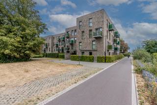 Top gelegen appartement inclusief autostaanplaats en berging!<br /><br />Dit mooi onderhouden appartement is gelegen in residentie Lindenhof, een toplocatie te Geel-centrum. <br />Vanwege de interessante ligging zijn winkels, scholen, openbaar vervoer en station op wandelafstand gelegen. <br /><br />Op de eerste verdieping, bereikbaar via lift of trap, betreden we het appartement via de inkomhal.<br />Deze geeft aansluiting tot een apart toilet, berging met aansluitingen wasmachine en droogkast en de woonkamer met open keuken, die modern oogt en voorzien is van alle nodige toestellen. <br />Deze laatste geniet van veel lichtinval. <br /><br />Het terras is zuidgericht dus ideaal om te genieten van het zonnetje.<br /><br />Er is één slaapkamer, voorzien van een ingemaakte dressingkast en een aansluitende badkamer, ingericht met douche en lavabomeubel. <br /><br />INBEGREPEN IN DE PRIJS zit een ondergrondse autostaanplaats met aansluitende kelderberging.<br /><br />Ook zeer interessant als investering! <br /><br />Troeven: <br />- Energiezuinig vanwege EPC-label A<br />- Lift aanwezig<br />- Ondergrondse staanplaats en berging<br />- Top locatie <br /><br />Ben je benieuwd en wens je een bezichtiging? Aarzel niet langer en contacteer ons op het nummer 014 58 02 08 of via info@immovl.be