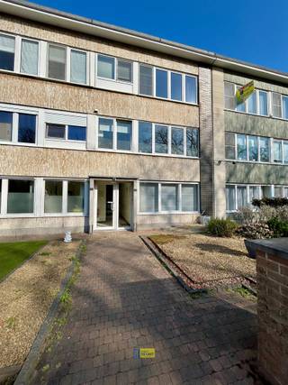 <p><span>INSTAPKLAAR 2-SLAAPKAMER APPARTEMENT MET OVERDEKT TERRASJE</span></p><p><span> </span></p><p><span>Een rondleiding doorheen het appartement:</span></p><p><span>via de gemeenschappelijke inkomhal kan u de trap nemen naar de tweede verdieping. <br />Zo komt u terecht bij uw privatieve inkomhal. Door de inkomhal met mooie glazen deur, kan u verder gaan naar de leefruimte. <br />De gerenoveerde open keuken is voorzien van alle comfort: voldoende opbergkasten, vaatwasmachine, kookplaat, dampkap, koelkast, diepvriezer, oven en spoelbak. <br />Verder beschikt dit appartement over 2 slaapkamers (12,5m</span><span><sup>2 </sup></span><span>- 9,5m</span><span><sup>2</sup></span><span>). De kleinste slaapkamer heeft een ingebouwde kastenwand + toegang naar het overdekte terrasje.  </span></p><p><span>Ook de badkamer is gerenoveerd en voorzien van een douche, badkamermeubel met lavabo, toilet, handdoek radiator en aansluiting voor wasmachine.</span></p><p><span> </span></p><p><span>Beschikbaar vanaf 01juni 2026</span></p><p><span>Vaste kosten: 50 EUR/maand (Inbegrepen: voorschot op water, aandeel syndicus, ruimen septische put, onderhoud en verbruik gemene delen). </span></p><p><span> </span></p><p><span> </span></p><p><span> </span></p>