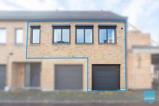 <p>Ruim appartement met 2 slaapkamers en garage centrum Zele. <br />Indeling : inkomhal, woonkamer met open keuken, 2 slaapkamers, apart toilet en een badkamer. <br />De garage is inbegrepen.<br />warmtepomp en automatische rolluiken zijn extra troeven.<br />Ideaal voor starters of als opbrengsteigendom.<br />Bij interesse, bel ons voor een afspraak 0498 54 06 90 of mail naar wolf@cornelis-goeman.be</p>