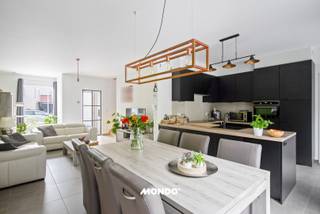In een rustige, doodlopende straat in het centrum van Ruisbroek vind je deze prachtige recente en energiezuinige BEN-woning. <br /><br />De woning combineert modern comfort met een idyllisch uitzicht op het achterliggende natuurgebied. Ideaal voor wie houdt van rust, licht en groen.<br /><br />Op de benedenverdieping geniet je van een ruime, lichtrijke leefruimte met open keuken, een praktische wasplaats, toilet en een inpandige garage. Op de eerste verdieping bevinden zich drie ruime slaapkamers an respectievelijk 21,5 m², 16 m² en 14,1 m². Een stijlvolle badkamer met ligbad, inloopdouche en dubbele lavabo. <br />De vaste trap leidt naar de afgewerkte zolderverdieping met twee bijkomende kamers 16 m² en 30 m² samen met een technische ruimte en opslagruimte.<br /><br />De woning is uitgerust met vloerverwarming op het gelijkvloers, radiatoren boven, een condensatieketel, ventilatiesysteem D, 8 zonnepanelen en een regenwaterput.<br /><br />Kortom, een instapklare, energiezuinige woning met veel ruimte, een prachtig uitzicht en een bijzonder rustige ligging. Een perfecte thuis voor wie kwaliteit en duurzaamheid waardeert!<br /><br />Meer info of een bezoek ter plaatse? <br />Contacteer Marte Van Damme <br />marte@mondovastgoed.be<br />Tel: +32 498 40 40 50