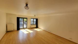 Modern, ruim en energiezuinig doorzon-appartement van 86m2 met autostaanplaats.<br />Gelegen in 2060 Antwerpen, pal tussen het Centraal Station en Park Spoor Noord.<br /><br />- Moderne lift met spraak.<br />- Inkomhal met vestiaire.<br />- Videophone.<br />- Ruime living met volledig ingerichte open keuken.<br />- Aparte WC met handenwasser.<br />- Badkamer met douche, lavabo en aansluiting wasmachine/droogkast.<br />- Aparte berging aan de keuken.<br />- Zeer ruime slaapkamer aan de rustige achterkant.<br />- Ondergrondse autostaanplaats op -1 met automatische dubbele poort.<br />- Ruime kelderberging.<br />- Gemeenschappelijke tuin.<br /><br />Servicekosten (elektriciteit en verwarming gemene delen, water, lift en onderhoud) inclusief verwarming appartement aan €130/maand forfaitair. Enkel elektriciteit is individueel met eigen meter. <br /><br />Ideaal voor alleenstaande of koppel.<br /><br />Bel Michael: 0475 37 10 87<br /><br /><br /><br /><br /><br /><br /><br /><br />