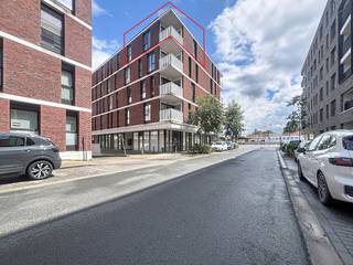 Het appartement is doordacht ingedeeld en dankzij de grote raampartijen geniet je in de leefruimte van een maximale lichtinval.De indeling is als volgt:- inkomhal met ruimte voor vestiaire- lichtrijke woonkamer met een open, geïnstalleerde keuken voorzien van alle modern comfort- praktische berging aansluitend aan de keuken- slaapkamer- badkamer met inloopdouche en lavabomeubel- afzonderlijk toilet- terras Met het oog op de toekomst is dit appartement uitstekend geïsoleerd en energiezuinig geoptimaliseerd. Dit resulteert in een gunstig EPC-label, wat niet alleen zorgt voor een lage energiefactuur, maar het pand ook direct toekomstbestendig maakt voor eigen bewoning of verhuur.Gedaan met parkeerstress in het centrum. Bij dit appartement is een private autostaanplaats inbegrepen. Daarnaast is er in het gebouw een gemeenschappelijke fietsenberging aanwezig.Door de strategische ligging, de energiezuinige technieken en de hoge huurvraag in Aalter leent dit appartement zich uitstekend als opbreigsteigendom met een mooi rendementspotentieel (3,57%). Ook voor starters is dit de ideale opportuniteit om comfortabel te starten zonder renovatiezorgen.De eigendom wordt aangeboden via de Pre-sale formule. Op 25/06/2026 tussen 16:00 en 18:00 kan u de woning op afspraak komen bezichtigen en een bod uitbrengen. De vermelde prijs is een instelprijs. Voor meer info, gelieve contact op te nemen met de dossierverantwoordelijke.Bestuursmaatregelen in het maatregelenregister: nee