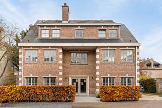 Former doctor's home with large practice space with 12 parking spaces in the heart of Kortenberg, near supermarkets, public transport and schools...