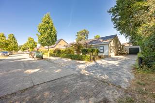 Deze gelijkvloerse woning uit 1974 is rustig gelegen in een doodlopende straat, op een mooi perceel van 585 m² aan de rand van het bos.<br /><br />Via de inkomhal met gastentoilet en vestiaire komt u in de ruime leefruimte. Vooraan bevindt zich de gezellige woonkamer, die achteraan overgaat in de eetkamer met open keuken. De woning beschikt verder over 2 slaapkamers en een badkamer met ligbad.<br /><br />Aan de achterzijde zorgt de ruime veranda voor een aangename extra leefruimte met zicht op het terras en de groene tuin. Aansluitend bevindt zich nog een praktische wasplaats met extra douche.<br /><br />Naast de woning beschikt u over een garage van 22 m² met automatische poort. Ook in de tuin is er heel wat extra bergruimte dankzij de ruime tuinberging. Verder is er momenteel een volière aanwezig.<br /><br />De woning ligt in een bijzonder rustige en groene woonomgeving in Halle-Zoersel. Het dorpscentrum van Halle bevindt zich vlakbij, met winkels, scholen, horeca en openbaar vervoer binnen handbereik. Tegelijk geniet u hier volop van de omliggende natuur en de vele wandel- en fietsmogelijkheden.<br /><br />Dankzij de vlotte verbindingen richting Zoersel, Schilde en Antwerpen combineert deze locatie rust, groen en privacy met een uitstekende bereikbaarheid.