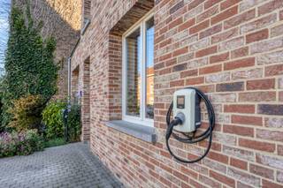 Deze prachtige woning in Neerheylissem is een droom voor iedereen die op zoek is naar een comfortabele en gezellige plek om te wonen. De woning is gelegen op een perceel van 5 are 89ca en beschikt over een ruime tuin met een oostelijke oriëntatie, wat betekent dat je 's ochtends kunt genieten van de zon.<br /><br />De woning is gerenoveerd in 2014 en biedt alle moderne comfort die je maar kunt wensen. Met een bewoonbare oppervlakte van 239m² is er voldoende ruimte voor het hele gezin. De woning beschikt over 3 slaapkamers en een mooie badkamer op de eerste verdieping, perfect om te ontspannen na een lange dag. Op het gelijkvloers heeft u een ruime leefruimte met veel lichtinval en een prachtige keuken voorzien van alle moderne toestellen. <br /><br />De EPC-waarde van de woning is energielabel B. Dit betekent dat de woning zeer energiezuinig is en u kunt genieten van lagere energiekosten. <br /><br />De ligging van de woning is ook ideaal, met alle voorzieningen zoals winkels, scholen en openbaar vervoer op korte afstand. Bovendien is de woning goed bereikbaar met de auto en is er voldoende parkeergelegenheid in de buurt.<br /><br />Kortom, deze woning in Neerheylissem is een uitstekende keuze voor iedereen die op zoek is naar een comfortabele en moderne woning met een ruime tuin. Mis deze kans niet en plan vandaag nog een bezichtiging! Bel Luc van LED-ON-IMMO op het nummer 0479 73 6 94 of mail naar luc@ledonimmo.be. Tot gauw ;)