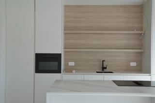 <p><span>indeling van woning</span></p>

<h3><span>gelijkvloers</span></h3>
De lichtrijke leefruimte met open keuken vormt het hart van de woning. Hier geniet je dagelijks van een aangenaam ruimtegevoel en een vlotte connectie tussen binnen en buiten. Een absolute troef is de volwaardige slaapkamer met eigen badkamer op het gelijkvloers. Ideaal voor wie levenslang comfortabel wil wonen, een praktijkruimte wenst of extra flexibiliteit zoekt voor gasten of thuiswerk. De leefruimte sluit rechtereeks aan op het terras en de tuin met Westelijke oriëntatie. Daarnaast beschikt de gelijkvloerse verdieping over een praktische berging en een inpandige carport die voor extra opbergruimte en comfort zorgen.

<h3><br /><span>eerste verdieping</span></h3>
- 3 ruime slaapkamers<br />- badkamer met douche
<h3><br /><span>duurzaamheid en energie</span></h3>
Je woont hier duurzaam, in een groene omgeving en op een vlot bereikbare locatie.<br />- e-peil < E30 (BEN-woning)<br />- uitstekend geïsoleerd en luchtdicht gebouwd<br />- super isolerend glas voor een aangenaam binnenklimaat<br />- ventilatiesysteem D voor gezonde, frisse lucht<br />- aangesloten op het warmtedistributienet<br />- lage energiekosten en kleinere afhankelijkheid van fossiele brandstoffen
<h3><br /><span>afwerking en prijs</span></h3>
- De woning is reeds geschilderd én hoogwaardig afgewerkt met kwaliteitsmaterialen en hedendaags comfort, waaronder: luxe keuken, vloerverwarming,..<br />- De vermelde prijs betreft de volledig afgewerkte woning (inclusief aanleg tuin en terras) exclusief btw en verkoopkosten.<br />- Prijs inclusief aansluitingskosten.
