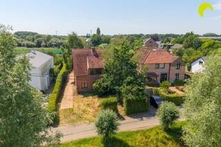 <p><span>Op een absolute toplocatie in Edegem bieden wij u deze volledig te renoveren, vrijstaande woning/bouwgrond aan. De woning is gelegen in een groene en residentiële woonwijk.</span></p><p><span>Het zuidwest georiënteerde perceel is 939 m² groot (14 m breed x 63 m diep).</span></p><p><span>In de directe nabijheid vindt u verbindingswegen, scholen, ziekenhuizen en tal van sportclubs. Achter de woning bevindt zich een atelier dat tal van mogelijkheden biedt.</span></p><p><span>De woning zelf dateert van 1954 en dient volledig gerenoveerd te worden. De ramen beschikken over enkele beglazing met houten schrijnwerk. Er is nog geen centrale verwarming en ook het water dient nog aangesloten te worden.</span></p><p><span>De elektriciteit voldoet niet aan de hedendaagse normen en dient dus vernieuwd te worden.</span></p><p><span>Indeling:</span></p><p><span>In de inkomhal van de woning is er voldoende ruimte voor een vestiaire. De leefruimte (met houtkachel) bevindt zich aan de linkerzijde van de woning.</span></p><p><span>We lopen verder door en bereiken de keuken. Deze dient volledig vernieuwd te worden. Achteraan de woning zijn er bovendien uitbreidingsmogelijkheden.</span></p><p><span>Op de eerste verdieping zijn er drie slaapkamers en een uitgebroken badkamer. Ook deze dient volledig vernieuwd te worden.</span></p><p><span>Voor de woning is er een oprit waar u meerdere wagens kunt parkeren.</span></p><p><span>Graag sommen wij voor u nog even de troeven van deze te renoveren woning/bouwgrond op:</span></p><ul><li><span>Zeer rustige en residentiële locatie, in de nabijheid van winkels, scholen, verbindingswegen, sportclubs, ... </span></li><li><span>De woning kan volledig naar eigen inzichten vernieuwd worden. </span></li><li><span>Mogelijkheid om de woning af te breken en een villa te realiseren naar eigen smaak. </span></li><li><span>Zuidwest georiënteerd perceel (939 m²). </span></li></ul><p><span>EPC:</span><span> 1227 kWh/m²/jaar (F-label) (renovatieverplichting van toepassing)<br /></span><span>G-score:</span><span> A, </span><span>P-score:</span><span> A</span></p><p><span>Voor een bezoek ter plaatse kunt u ons contacteren op het nummer 03 449 42 41 of mail ons via hallo@habicom.be.</span></p><p><span>Benieuwd naar de waarde van uw woning? Check het gratis op <span>www.watismijnhuiswaard.be</span></span><span>.</span></p>