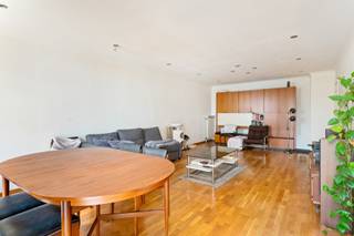 <p>Wonen in de Nationalestraat betekent dat Antwerpen zich letterlijk voor je deur afspeelt.<br />Even de stad in, iets gaan eten, een koffie onderweg of in het weekend richting de markt? En wanneer je daarna thuiskomt, wacht er op de eerste verdieping verrassend veel ruimte.</p>
<p>De leefruimte is royaal genoeg voor een ruime zithoek en een grote eettafel. Hier heb je alvast geen gepuzzel met meubels.<br />Vooraan ligt de aparte keuken. Praktisch ingericht en, dankzij het raam, ook hier aangenaam licht. Wie graag kookt zonder dat de afwas meteen deel uitmaakt van het interieur van de woonkamer, zal dat waarschijnlijk alleen maar toejuichen.</p>
<p>Verder telt het appartement twee volwaardige slaapkamers. En die hebben allebei nog een extra troef.<br />Je stapt vanuit beide kamers namelijk rechtstreeks het <strong>ruime terras</strong> op. Een bijzonder leuke buitenruimte midden in de stad, waar je 's ochtends rustig je eerste koffie drinkt, op zonnige dagen buiten eet of gewoon even ontsnapt aan de levendigheid van de stad.<br />De badkamer is uitgerust met een douche en ook aan het praktische werd gedacht: wasmachine en droogkast verdwijnen netjes uit het zicht in een <strong>aparte berging</strong>.</p>
<p>In totaal krijg je hier zo'n 90 m² bew. opp. Ruim genoeg voor een koppel, een klein gezin of voor wie die tweede slaapkamer liever promoveert tot thuiskantoor.</p>
<p>En dan is er nog die ene troef die in hartje Antwerpen bijna aanvoelt als valsspelen...<br />Je eigen <strong>ondergrondse autostaanplaats.<br /></strong>Geen rondjes rijden. Geen parkeerapp openen. Geen discussie over wie die ene vrije plek eerst zag. Gewoon naar binnen rijden en parkeren. En ja, die autostaanplaats zit mee in de prijs.<br />Met daarbovenop een <strong>gunstig EPC B</strong> krijg je hier een appartement dat niet alleen fijn gelegen en verrassend ruim is, maar ook praktisch helemaal klopt.</p>
<p>De stad wanneer je er zin in hebt. Een ruim terras wanneer je even rust wil. En je auto? Die staat gewoon beneden.</p>
<p>Troeven<br />- Centrale ligging in de Nationalestraat<br />- Ca. 90 m² bewoonbare oppervlakte<br />- Royale leefruimte<br />- Aparte keuken<br />- Ruim terras<br />- EPC B<br />- Ondergrondse autostaanplaats inbegrepen in de prijs</p>