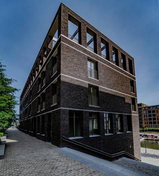 Dit ruim app. L20.201 (ca. 162 m²) in residentie Pontoon (Quartier Bleu) ligt op de 2de verdieping en omvat een inkom met gastentoilet, technische berging, 2 badkamers, extra berging, 3 slpk., toilet grote leefruimte met open keuken en 0-gericht terras (ca. 15 m²). Het appartement is voorzien van vloerverwarming, warmtepomp en handdoekradiators.<br /><br />Bij elk app. hoort een ondergrondse autostaanplaats en/of garagebox. Deze dient apart bij aangekocht te worden. Verder kun je een kelderberging of oplaadpunt bijkopen.<br /><br />Vrije keuze bij verschillende leveranciers voor de binnenafwerking (vloertegels, badkamer &amp; keuken, etc.).<br />Meer info? Contacteer onze sales consultants Inge Vancluysen of Marisa Marasco op het nr. 011 41 33 23.