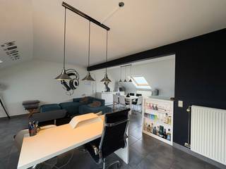 Dit energiezuinige en ruime appartement bevindt zich in een rustige omgeving met zicht op een aangelegde groenzone.Indeling: inkom, leefruimte met...