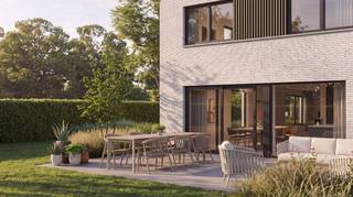 Op een rustige en groene locatie, op slechts 5 km van het centrum van Deinze, bieden we nog één ruim perceel aan voor de realisatie van een vrijstaande nieuwbouwvilla.<br />De voorgestelde villa combineert een doordachte en ruime indeling met grote raampartijen die zorgen voor veel natuurlijk licht en een mooi zicht op de groene omgeving. Energiezuinige technieken zoals een warmtepomp, vloerverwarming, zonnepanelen en ventilatie met warmterecuperatie zorgen voor hedendaags wooncomfort.<br />De interieurafwerking kan volledig naar eigen smaak worden gekozen binnen de voorziene budgetten. Zo creëren we samen een woning die perfect aansluit bij uw wensen, met oog voor detail en volgens de vertrouwde Huysman-kwaliteit.<br />Interesse? Contacteer onze bouwadviseur Ewout via 0497 588 888 of contact@huysmanbouw.be - VERKOOPPRIJS: € 829.355 excl.BTW, excl.registratie en andere kosten - € 935.877 incl.21% BTW, excl.registratie en andere kosten - € 859.789 incl.6% BTW, excl.registratie en andere kosten.