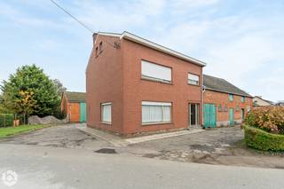 In het landelijke Leest bevindt zich deze langgevelhoeve met bijgebouw, gelegen op een prachtig perceel van maar liefst 30 are. De groene en rustige omgeving biedt een ideale setting voor wie op zoek is naar ruimte, privacy en de charme van het buitenleven.<br />De hoeve dient volledig gerenoveerd te worden, maar biedt dankzij haar authentieke karakter en de ruime grond tal van mogelijkheden om een uniek project te realiseren. Ook het aanwezige bijgebouw vormt een interessante meerwaarde en biedt extra potentieel, afhankelijk van de mogelijkheden en de geldende voorschriften.<br />Bent u op zoek naar een renovatieproject met karakter, waarbij u uw eigen woonideeën volledig kunt uitwerken? Dan is deze landelijke eigendom in Leest zeker een bezoek waard!<br />EPC F-label - 642kWh/m²j - Energetische renovatieverplichting is van toepassing<br />Voor meer informatie en/of een bezichtiging, contacteer ons via het nummer 0476/098485 of neem een kijkje op onze website www.Boonstravastgoed.be