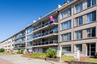 Dit lichtrijke appartement op de 2de verdieping is gelegen aan de Ter Heydenlaan in Deurne, een vlot bereikbare buurt met winkels, scholen en openbaar vervoer op wandelafstand. De ruime living met grote raampartijen geniet van veel natuurlijk licht en geeft toegang tot een terras met groen en open zicht op De Bosuil. De keuken is praktisch ingericht en biedt eveneens toegang tot het terras. Verder beschikt het appartement over 2 slaapkamers en een badkamer met douche in bad, dubbele lavabo en toilet.<br /><br />Met een EPC-label C en de mogelijkheid tot verbetering naar label B door het vervangen van de beglazing, biedt dit appartement ook energetisch potentieel. De elektrische installatie dient nog conform gemaakt te worden. Een ideale opportuniteit met veel licht, ruimte en twee terrassen.