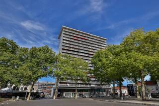 <p><span>Twee-slaapkamerappartement met 2 terrassen en weids uitzicht in het centrum van Wilrijk!</span></p><p><span>Dit appartement gelegen op de 15de verdieping van een verzorgd gebouw met 2 terrassen en weids uitzicht bevindt zich pal in het centrum van Wilrijk;  winkels, gezellige horecazaken, scholen, openbaar vervoer en een rustig park zijn direct bereikbaar. </span></p><p><span> </span></p><p><span>Indeling:</span></p><p><span>Via de gemeenschappelijke inkomhal, betreden we het verzorgde gebouw en bereiken we de 15de verdieping.</span></p><p><span>De voordeur geeft toegang tot de inkomhal van waaruit we alle vertrekken kunnen bereiken, vervolgens komen we in de aangename en lichtrijke woonkamer met een weids uitzicht en toegang tot één van de terrassen.</span></p><p><span>De woonkamer biedt toegang tot de keuken, uitgerust met alle toestellen en voldoende kast- en bergruimte.</span></p><p><span>De badkamer is voorzien van een inloopdouche, lavabo en aansluiting voor wasmachine en droogkast, naast de badkamer bevindt zich een apart toilet.</span></p><p><span>Tenslotte geeft de hal toegang tot twee ruime slaapkamers, van waaruit we het zonnige en ruime terras kunnen betreden en vanwaar u eveneens kunt genieten van het weidse uitzicht.</span></p><p><span>Ook heeft u de mogelijkheid om een garagebox in het gebouw mee aan te kopen aan 28.000 euro.</span></p><p><span> </span></p><p><span>Graag som ik de troeven van dit appartement voor je op:</span></p><ul><li><span>2 terrassen met weids uitzicht</span></li><li><span>Lichtrijke en ruime kamers</span></li><li><span>Badkamer met inloopdouche, apart toilet </span></li><li><span>Mogelijkheid om garagebox in het gebouw te kopen aan 28.000 euro!</span></li></ul><p><span> </span></p><p><span>EPC 156 kWh/(m²/jaar) - asbestveilig</span></p><p><span>P- score: A en G-score: A</span></p><p><span> </span></p><p><span>Voor meer info of een bezoek ter plaatse, bel ons op 03-449 42 41 of mail ons via hallo@habicom.be.</span></p><p><span>De waarde van uw eigendom kennen? Maak een vrijblijvende afspraak met onze habicom-expert in uw buurt.</span></p><p><span> </span></p>