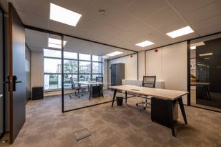 Modulair werken op een inspirerende locatie in Business-center d'Offiz te Turnhout. <br />Gelegen aan de Parklaan (Ring Turnhout) in een kantoorgebouw van 3200 m². <br /><br />Unit 32m²: privatief kantoor van 16m² + deel 50% gemeenschappelijke ruimte – dienstencontract van 40% huur en 60% diensten + BTW op basis van 2 personen.<br /><br />Nettohuur enkel is ca. 138 €/m² <br /><br />Volgens het dienstencentrum principe en ter beschikking + BTW<br />Detailprijs op aanvraag afhankelijk van 3 factoren:<br />- flexibiliteit<br />- aantal m²<br />- aantal personen<br /><br />www.doffiz.com