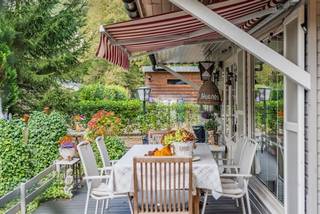 Dit vakantiehuis ( op eigen grond ) is gelegen in de bossen van Belgisch Limburg (Zutendaal). Op een kleinschalig vakantiepark. Om zelf te genieten of als opbrengsteigendom.<br />3 slaapkamers, een woonkamer/ zithoek, keuken en badkamer. Ruim, gezellig terras en een eigen parkeerplaats naast het huis.<br />Alle nutsvoorzieningen werden vernieuwd in 2021.<br />In 2023 werden nieuwe ramen geplaatst met dubbele beglazing<br />Deze woning is technisch professioneel onderhouden..<br />Dit charmante huis blaakt van gezelligheid.<br />Er is een energiezuinige kachel aanwezig die het hele huis verwarmt. De badkamer heeft nog een aparte verwarming.<br />Nieuwe meubels, pas geverfd (binnen en buiten) en vooral rustig en mooi gelegen.<br />Deze vakantiewoning staat op EIGEN GROND dus geen jaarlijkse huur!!! Recreatie het ganse jaar, geen domicilie mogelijk.<br />Als stekje voor jezelf en je familie, om te ontsnappen aan de mallemolen van elke dag.<br />Als opbrengsteigendom ( toeristisch verhuur) loopt de chalet momenteel zeer goed met een bezetting van 80%. Wordt verkocht met/zonder inboedel. (bespreekbaar wat overgnomen wordt en wat niet)<br /><br />Het exacte adres wordt hier niet openbaar gezet, ik zou het jammer vinden indien mijn gasten gestoord worden door ongewenste kijkers.<br />Bij verder onderling contact, zal ik hierover inlichtingen verschaffen.<br />