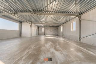 KMO-park Zilleghem bestaat uit 18 KMO-units en 2 kantoren, waarvan op heden nog maar enkele units te koop zijn! <br />Gelegen op het bedrijventerrein 'De Schatting', nabij de Torhoutsesteenweg met een goede verbinding naar de op- en afrit Ruddervoorde (E403). <br />Rondom het gebouw is een private weg aangelegd met privatieve parkeerplaatsen.<br />De KMO-units zijn geschikt voor zowel opslag als productie. Mogelijkheid om zonnepanelen te voorzien op het dak.<br /><br />Afwerking casco KMO-units :<br />- brandklasse C<br />- vrije hoogte van +/- 6,5 m<br />- staalconstructie in combinatie met een betonplint en geïsoleerde sandwichpanelen<br />- automatische sectionale poort (4,50 m B x 4,20 m H) met aparte toegangsdeur met glaspartij<br />- lichtstraat en polybetonvloer<br />- regenwater en septische put<br /><br />KMO-unit 1 op de hoek van het bedrijfsverzamelgebouw bestaat uit een gelijkvloerse verdieping (164 m²) en een lichtrijk kantoor op de eerste verdieping (164 m²).<br /><br />Voorziene oplevering Q4 2025.<br /><br />Voor meer info en inzage in de verkoopplannen of een bezoek ter plaatse : info@futurimmo.be - 0470 50 50 50.