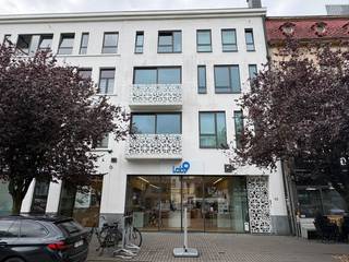 RUIM TWEE SLAAPKAMER APPARTEMENT MET TERRAS<br /><br />Zeer Ruim appartement op de eerste verdieping met twee slaapkamers en twee terrassen met zicht over het Theaterplein op wandelafstand van de gezellige Graanmarkt, winkels, restaurants, openbaar vervoer. <br /><br />Indeling:<br />Het appartement bestaat uit een inkomhal die uitkomt op de ruime leefruimte met open keuken, deze keuken is voorzien van een vaatwasser, een micro, een ijskast met vriesvak, inductiekookplaat, een dampkap en een wasbak. Deze leefruimte geeft uit op een mooi terras met zicht op het Theaterplein. Verder zijn er twee slaapkamers die een badkamer delen, deze badkamer is voorzien van zowel een bad als douche en dubbele lavabo. Ook is er een apart toilet en een technische ruimte waar aansluitingen zijn voor de wasmachine en droogkast.<br /><br />De nutsvoorziening van water, gas en elektriciteit zijn individueel.<br />Algemene maandelijkse onkosten bedragen € 65 per maand.<br />Extra berging op verdieping -1.<br />Mogelijkheid om zowel op firma als privé te huren.<br /><br />BESCHIKBAAR VANAF 01 JANUARI 2027.