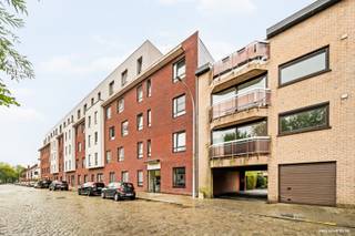 Instapklaar appartement met 2 slaapkamers te koop in Kortrijk.<br /><br />Dit rustig gelegen appartement op de 2de verdieping in St-Jan bestaande uit: inkomhal, berging/technische ruimte, woonkamer met aanpalende ingerichte keuken, nachthal, badkamer en apart toilet, 2 slaapkamers.<br /><br />Zonnig terras met zicht op het park.<br /><br />Verplicht bij te kopen staanplaats (+16.000€)<br />Mogelijkheid tot bijkopen 2de staanplaats (+5000€)<br /><br /><strong>Troeven?</strong><br /><br />+ Recent appartement (2017);<br />+ Centrale ligging nabij Kortrijk centrum;<br />+ Lichtrijk appartement met zuidoost gericht terras;<br />+ Laag verbruik, label A;<br />+ Gemeenschappelijke fietsenstalling.<br /><br />Interesse in dit energiezuinige appartement te koop in Kortrijk? Neem vandaag nog contact op voor een bezoek en ontdek zelf alle troeven van deze prachtige eigendom.