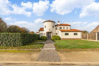 Deze villa straalt een mediterrane sfeer uit, gecombineerd met hedendaagse klasse en frisheid. Dankzij de kwalitatieve materialen zoals corian, parketvloer,... en de doordachte indeling vormt comfort een harmonieus geheel met functionaliteit. Een verrassende woning met een praktische indeling en toffe tuin met mooi terras. <br /><br />De Drij Dreven ligt in een rustige, groene woonwijk van Heusden-Zolder, vlak bij natuur en wandelroutes. <br />De ligging combineert privacy en rust met een vlotte verbinding naar E313 en E314, winkels, scholen en sportfaciliteiten in de buurt. <br />Ideaal voor wie landelijk en residentieel wil wonen met alle comfort binnen handbereik.<br /><br />=> Gelijkvloers met luchtige leefruimtes<br />- Frisse inkomhal met ruimte voor vestiaire<br />- Ruim gastentoilet met fonteintje <br />- Praktische bureauhoek in de leefruimte <br />- Leefruimte met gezellige doorkijkhaard op hout<br />- Veel lichtinval door grote ramen <br />- Volledig ingerichte moderne keuken <br />- Toegang tot terras vanuit keuken<br />- Mooie bijkeuken, eveneens compleet ingericht met kasten en apparatuur<br />- Grote inpandige garage voor twee wagens <br /><br />=> Verdieping met badkamer en twee slaapkamers<br />- Open vide<br />- Ouderlijke slaapkamer met airco en vaste kastenwand<br />- Tweede slaapkamer met vaste kasten <br />- Luxe badkamer met ligbad, inloopdouche en dubbele wastafel in strak meubel<br />- Apart toilet <br /><br />=> Tuin met groot terras<br />- Westelijk georiënteerd <br />- Gezellig overdekt terras bij de keuken<br />- Aansluitend een open terras met grote zonneluifel<br />- Tuin is onderhoudsvriendelijk aangelegd<br />- Volledig omheind <br />- Voldoende parkeergelegenheid op eigen terrein <br /><br />=> Indeling <br />Gelijkvloers: inkomhal, gastentoilet, leefruimte met bureauhoek, ingerichte keuken, bijkeuken, wasplaats en dubbele inpandige garage; <br />Verdieping: overloop/vide, twee slaapkamers, badkamer en apart toilet; <br />Kruipkelder.