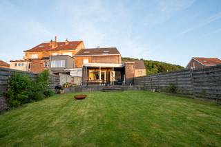 Zeer mooi gerenoveerde woning met een prachtige tuin en 2 garageboxen (totale oppervlakte 8.4 are). <br /><br />U komt de woning binnen via de inkomhal met inbouwkasten, een apart toilet en toegang tot een wasplaats/berging. Via een glazen deur wandelt u de ruime leefruimte met aangrenzende keuken binnen. De leefruimte met bamboevloer straalt warmte en gezelligheid uit. In de volledig uitgeruste keuken kan u een inductievuur, vaatwasmachine, grote oven en microgolfoven terugvinden. <br /><br />Grote ramen aan de achterzijde van de woning zorgen voor veel licht en bieden een prachtig uitzicht op de tuin. <br />Op het grote aangelegde terras kan u tot het einde van de dag van de zon genieten. <br /><br />Op de eerste verdieping is er een ruimte slaapkamer, een dressing in de nachthal en mooie badkamer. In de badkamer kan u een inloopdouche, toilet en dubbele lavabo terugvinden. <br /><br />De zolderruimte is volledig afgewerkt en ingedeeld in 2 extra kamers. <br /><br />De woning werd in 2013 volledig gerenoveerd (nieuwe ramen, dakisolatie, terras, keuken, badkamer, vloeren, elektriciteit, …), beschikt over een zonneboiler en houten vloeren in de volledige woning. <br /><br />In de aankoopprijs zijn ook nog 2 garageboxen inbegrepen. <br /><br />De woning bevindt zich op fietsafstand van Leuven. Alle faciliteiten (winkels, scholen, openbaarvervoer, sportaccommodatie, park, speeltuin, kinderdagverblijf, …) liggen op wandelafstand. <br /><br />U kan een bezoek inplannen voor de bezoekdag op 30 mei via de volgende link: https://calendly.com/opdebeeck-brumagne<br /><br />Wij kijken er naar uit u te ontvangen! <br />