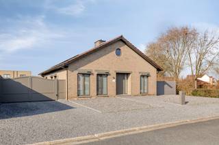 Ce charmant bâtiment ouvert du quartier de Beek a été entièrement rénové en 2021 et allie le confort moderne à un excellent emplacement. Grâce à la proximité du centre animé de Bree, vous pourrez profiter de toutes les commodités telles que les boutiques, les restaurants et la culture à distance de marche, tout en profitant d'un cadre de vie calme.En entrant dans cette propriété, vous vous retrouverez dans le hall d'entrée, qui est équipé de placards intégrés pratiques. Le rez-de-chaussée comprend un salon spacieux, une cuisine entièrement équipée et une entrée arrière pratique. En outre, il y a 2 chambres spacieuses, une salle de bains moderne et des toilettes séparées à cet étage.Par un escalier fixe, vous atteignez le premier étage, qui se compose entièrement d'un grenier spacieux avec différentes options. La propriété dispose également d'un sous-sol spacieux. Le jardin bénéficie d'une orientation sud-ouest idéale pour profiter au maximum du soleil. Le terrain est entièrement clôturé et accessible via une clôture automatique. Cette maison de Bree a été rénovée dans une perspective d'avenir. Avec un label EPC B favorable, le bâtiment répond largement aux normes en vigueur et il n'y a aucune obligation de rénovation. La maison est équipée de :- Isolation à haut rendement du verre et des parois creuses.- Des panneaux solaires pour une faible facture énergétique- Une borne de recharge pour voiture électrique.- Climatisation dans le salonBref, une opportunité unique pour ceux qui recherchent une maison de qualité dans un emplacement privilégié à Bree.Le bien est proposé selon la formule Pre-sale. Le 18/04/2026 entre 14:00 et 16:00, vous pouvez visiter le bien sur rendez-vous et faire une offre. Le prix affiché est un prix indicatif. Pour plus d'informations, veuillez contacter le responsable du dossier.