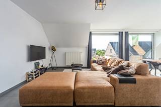 Ruim appartement met 3 slaapkamers, 2 terrassen in centrum Zedelgem<br /><br />Op een uitstekende locatie in het centrum van Zedelgem, op wandelafstand van lokale handelaars, horeca en openbaar vervoer, vinden we dit ruime en lichtrijke duplexappartement met 3 slaapkamers, 2 terrassen en een garagebox.<br /><br />Via de inkomhal met apart gastentoilet komen we binnen in de ruime leefruimte, met een aangename zithoek en directe toegang tot het eerste terras. Aansluitend bevindt zich de praktische berging, voorzien van aansluitingen voor wasmachine en droogkast. De keuken sluit mooi aan op de leefruimte en is uitgerust met een microgolfoven, oven, keramische kookplaat, koelkast met vriesvak, dubbele spoelbak, dampkap en vaatwasser.<br /><br />Op het gelijkvloers bevindt zich tevens de eerste slaapkamer met inpandige badkamer, uitgerust met een wastafel, ligbad en toilet.<br /><br />Op de verdieping treffen we nog twee ruime slaapkamers en een tweede badkamer met wastafel, douchecabine en toilet. Via deze verdieping is er bovendien toegang tot het tweede terras, ideaal om op elk moment van de dag van de buitenruimte te genieten.<br /><br />Interesse? Contacteer ons voor meer informatie of plan vandaag nog uw bezoek. Wij begeleiden u graag bij de ontdekking van dit ruime duplexappartement.<br /><br />