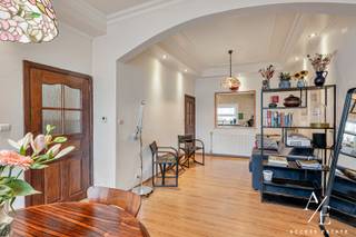Op zoek naar een betaalbare eigen woning of een opbrengsteigendom? Deze instapklare woning combineert een goede ligging in Gent met een verrassend ruime bewoonbare oppervlakte van 143 m² en biedt bovendien tal van mogelijkheden aan een toegankelijke prijs.<br /><br />Deze woning wordt u exclusief aangeboden door Access Estate.<br />EERSTE BEZOEKDAG DONDERDAG 22 OKTOBER (op afspraak).<br />Contacteer Nathan via +32 470 06 80 15 of nathan@accessestate.be<br /><br />De woning beschikt momenteel over 2 ruime slaapkamers, waarvan één met een leuke dressingruimte. Via een vaste trap bereik je bovendien de zolderverdieping van maar liefst 31 m². Deze ruimte biedt de mogelijkheid om nog 2 extra slaapkamers te creëren, waardoor de woning perfect kan meegroeien met je woonbehoeften.<br /><br />Ook op praktisch vlak scoort deze woning sterk. Je geniet van een aangename leefruimte met aansluitende halfopen keuken, een afzonderlijk toilet, een aparte wasplaats en een privatieve buitenruimte van 11 m² (zuid-oost gericht). De elektrische installatie werd conform gekeurd tot 16 januari 2042. Dankzij het EPC-label D geldt er bovendien geen renovatieverplichting, zodat je zonder verplichte energetische renovatiewerken je nieuwe woonverhaal kunt starten.<br /><br />De belangrijkste troeven op een rij:<br /><br />- Bewoonbare oppervlakte van 143 m²<br />- 2 ruime slaapkamers, waarvan één met dressing<br />- Zolder van 31 m² met vaste trap => mogelijkheid tot 2 extra slaapkamers<br />- Instapklaar<br />- EPC-label D => geen renovatieverplichting<br />- Elektrische installatie conform tot 16/01/2042<br />- Praktische aparte wasplaats<br />- Privatieve buitenruimte (terras) van 11 m² (Z-O oriëntatie)<br />- Laag kadastraal inkomen van 250 EUR.<br />- Ideaal als eerste woonst of als investering.<br /><br />Interesse in deze betaalbare woning met verrassend veel ruimte en mogelijkheden?<br />Contacteer ons voor meer informatie of een bezoek ter plaatse!