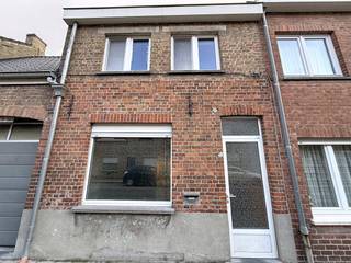 Deze charmante rijwoning (88m²) met 2 slaapkamers en een gezellige stadstuin is te huur in de Ollevierslaan te Veurne. Gelegen in het hart van...