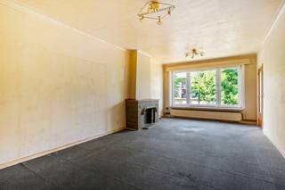 Dit te renoveren appartement is gelegen op de eerste verdieping van een kleinschalig gebouw in een rustige straat in Berchem. De ligging is een mooie troef: op korte afstand van Het Rooi en het centrum van Mortsel, met winkels, gezellige koffiebars, openbaar vervoer en andere dagelijkse voorzieningen vlakbij. Ook voor wie graag wandelt of ontspant in het groen zijn er verschillende mogelijkheden in de omgeving.<br /><br />U betreedt het te renoveren appartement via de inkomhal, die toegang geeft tot een apart toilet en een handige berging met extra opbergruimte.<br />Verder komt u in de aangename leefruimte, voorzien van een charmante sierhaard. Vanuit de leefruimte heeft u toegang tot de keuken. Deze is uitgerust met een koelkast met vriesvak, een 4-pits gasvuur, dampkap en oven.<br /><br />Via de keuken bereikt u de badkamer, voorzien van een ligbad met douchefunctie en een enkele lavabo. Hier bevindt zich eveneens de Vaillant cv-ketel op gas.<br /><br />Het appartement beschikt over twee slaapkamers van ca. 15 m² en 9,5 m². Vanuit de tweede slaapkamer heeft u toegang tot terras.<br />Daarnaast beschikt het appartement over maar liefst twee kelderbergingen op -1.<br /><br />Dankzij de rustige ligging, het gunstige EPC en de praktische indeling biedt dit appartement heel wat mogelijkheden voor wie een woning volledig naar eigen smaak wil renoveren en inrichten.<br /><br />Troeven<br />+ Rustige en gunstige ligging in Berchem<br />+ Nabij Het Rooi en centrum Mortsel<br />+ Winkels, horeca en openbaar vervoer in de buurt<br />+ 2 slaapkamers<br />+ terras met extra berging<br />+ EPC B<br />+ Conforme elektrische installatie<br />+ 2 kelders<br /><br />Heeft u interesse in dit appartement? Neem dan contact op met VB Vastgoed via 03 337 50 70 of info@vbvastgoed.be voor meer informatie of een bezichtiging.