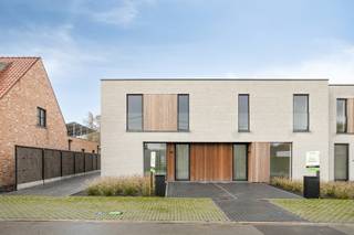 <span><span>Residentieel wonen in het landelijke Jonkershove (deelgemeente van Houthulst) waarbij iedere woning voorzien is van een ruim bijgebouw van ca. 40 m² (dubbele garage/loods). <br /><br /><strong>TRYCKEGOED</strong> is een kleinschalig en uiterst energiezuinig nieuwbouwproject bestaande uit <strong>10 woningen</strong>. Drie woningen langs de Mgr. Schottestraat en 7 gekoppelde woningen langs de Bosdreef. Alle woningen worden opgeleverd met 3 ruime slaapkamers, parkeergelegenheid voor de woning en gekoppeld aan een erg ruime garage/loods (tot 40m²) die ook als werk/berg ruimte kan dienst doen. De bijgebouwen kunnen langs achteren via een afzonderlijke toegang bereikt worden. Een deur in het bijgebouw koppelt deze met de tuin van iedere woning. </span></span><br /><br /><span><span><strong>Comfort, energiezuinigheid en kwaliteit zijn de eigenschappen van deze kleinschalige realisatie.</strong><br /><br />Tijdens de ontwerpfase werd veel aandacht geschonken aan enerzijds de <strong>energiezuinigheid</strong> </span></span><span><span>(reeds eerste <strong>e-peil bekend van -15</strong> !!! )</span></span> <span><span>en anderzijds het <strong>wooncomfort </strong>van de bewoners:</span></span>
<ul>
<li><strong><span><span>Praktische indeling;</span></span></strong></li>
<li><strong><span><span>Veel lichtinval;</span></span></strong></li>
<li><span><span><strong>Handige en ruim bijgebouw</strong> (dubbele garage/loods);</span></span></li>
<li><span><span>Regenwaterput van <strong>10.000L per woning</strong>; </span></span></li>
</ul>
<span><span>Op deze manier is het zowel binnen als buiten aangenaam vertoeven in deze woningen.<br /><br /><strong><u>Indeling:</u></strong> Mooie inkom met gastentoilet, open leefruimte met open keuken gekoppeld aan een erg ruime keukenberging. Op eerste verdiep beschikt de woning over 3 zeer ruime slaapkamers, een badkamer (inloopdouche, dubbele lavabo en mogelijkheid voor een bad) en afzonderlijk toilet op de gang. <br /><br /><strong><u>Wat maakt TRYCKEGOED uniek:</u></strong></span></span>
<ul>
<li><span><span>Beter dan BEN (E4 tot E20) -> 100% korting op onroerende voorheffing voor 5 jaar en S23 tot S28 (afhankelijk van type woning);</span></span></li>
<li><span><span>Aluminium buitenschrijnwerk;</span></span></li>
<li><span><span>Energiezuinig project (vloerverwarming met <strong>warmtepomp (l/w), 8 zonnepanelen per woning</strong>, warmtepomp met ingebouwde boiler voor sanitair warm water,…);</span></span></li>
<li><span><span>Ventilatiesysteem D; </span></span></li>
<li><span><span><strong>Kleinschalig project</strong>;</span></span></li>
<li><span><span><strong>Rustige ligging</strong>;</span></span></li>
<li><span><span>Kwalitatieve architectuur en materiaalkeuze;</span></span></li>
<li><span><span><strong>Uniek concept met ruime dubbele garages/loodsen</strong> gekoppeld aan woning;</span></span></li>
<li><span><span>...</span></span></li>
</ul>
<span><span><em>De oplevering van dit nieuwbouwproject is voorzien bij akte.<br /><br />Prijs garage op aanvraag (dient mee aangekocht te worden per woning).</em><br /><br />Dit is een realisatie van Marc Demeulenaere. Wie reeds gebouwd heeft met deze bouwheer, weet dat we hier spreken van een zeer kwalitatieve opdrachtgever met oog voor kwaliteit en degelijkheid. U ziet onmiddellijk aan de werf dat dit project een goede opvolging geniet. <br /><br /><strong>Bent u op zoek naar een prachtige nieuwbouw als eigen woning of een goede investering met gegarandeerd rendement? Plan dan snel uw afspraak! Contacteer ons op het nummer 051 50 11 51 of via diksmuide@diksimmo.be.</strong></span></span>