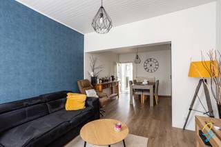 <br /><br />Are you looking for a spacious, move-in-ready home in the charming city of Geraardsbergen? Then this property at Oude Steenweg 134 is definitely worth a visit!<br /><br />Upon entering the house, you arrive in an entrance hall. On the ground floor, you will also find an office, a cozy sitting area, and a dining room seamlessly connected to the kitchen. The bright living veranda offers a beautiful view of the garden and is the perfect place to relax. Additionally, there is a large storage room and a guest toilet.<br /><br />On the first floor, a spacious landing provides access to three full-sized bedrooms and a fully renovated modern bathroom.<br /><br />A fixed staircase leads to the attic floor, where a fourth bedroom has been created – ideal as an extra room or hobby space.<br /><br />Outside, you can enjoy a pleasant garden, perfect for families and gardening enthusiasts. At the back of the plot, there is also a carport and additional parking spaces.<br /><br />In short, this home offers all the space and comfort a family needs, in a convenient location close to amenities and main roads.<br /><br />Interested? Contact us today to schedule a visit!