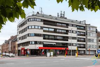 TE KOOP IN AALST<br /><br />Gelegen op een absolute toplocatie in Aalst, vlak bij het stadscentrum en met een vlotte verbinding naar de E40, combineert dit appartement ruimte, comfort en bereikbaarheid.<br />Dit ruime appartement van maar liefst 126 m² biedt alle comfort voor wie op zoek is naar een praktische en centraal gelegen woonst.<br /><br />Via de grote inkomhal met apart gastentoilet bereikt u de lichtrijke en ruime leefruimte. De leefruimte is zo'n 40 m² en geeft via het grote schuifraam toegang tot het balkon. Aansluitend bevindt zich de uitgeruste keuken met een aangenaam uitzicht op de Sint-Antonius van Paduakerk. Naast de keuken bevindt zich een handige berging met aansluiting voor wasmachine en droogkast.<br /><br />Vanuit de inkomhal heeft u eveneens toegang tot de badkamer en de drie slaapkamers.<br /><br />Dit appartement beschikt over centrale verwarming op aardgas en het uitstekende EPC-label A. Dit zorgt voor een duurzaam en energiezuinig wooncomfort.<br /><br />In de ondergrondse parking is een privatieve staanplaats, aan te kopen voor € 12.000.<br /><br />Interesse?<br />Mis deze unieke kans niet en plan vandaag nog uw bezoek! <br /><br />mail: margot@cornelis-goeman.be <br />gsm: 0470 06 40 60