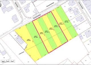 Projectgrond voor 4 halfopen bebouwingen<br /><br />Deze projectgrond bevindt zich in Herderen, een gezellige deelgemeente van Riemst. Van hieruit heb je een vlotte verbinding naar omliggende steden zoals Tongeren (7,5 km) en Maastricht (8 km). Ook scholen, buurtwinkels en het openbaar vervoer zijn op wandelafstand bereikbaar. Het oprittencomplex (afrit 32) naar de E313 ligt op 3,5 km. De doodlopende straat zorgt tot slot voor een extra kindvriendelijke en rustige omgeving.<br /><br />Een extra pluspunt is de zuidelijke oriëntatie van de bouwgrond. Bovendien kan het zicht naar het zuiden niet worden geblokkeerd.<br /><br />De verschillende percelen zijn 881, 873, 864 en 989 m² groot.<br /><br />De bouwvoorschriften zijn als volgt:<br /><br />Bouwdiepte:<br />- Gelijkvloers: maximaal 17,00 m zoals aangeduid op het verkavelingsplan inclusief de gelijkvloerse uitbreidingszone.<br />- Verdieping: maximaal 12,00m.<br /><br />Interesse? Laat het ons weten via 089 390 990 of info@immofair.be!