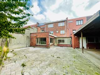 <strong>Wevelgem - Ruime woning met 7 slaapkamers en ruime stadstuin te koop</strong><br /><br />Deze charmante en veelzijdige woning combineert ruimte, licht en comfort op een unieke manier. Perfect voor gezinnen of wie wonen en werken wil combineren.<br /><br />De woning beschikt over maar liefst 7 slaapkamers, was berging, kelder, ruime badkamer met ligbad en inloopdouche en een ruime lichtrijke leefruimte met open keuken.<br /><br />Buiten geniet je van een gezellige stadstuin, perfect voor ontspanning en een tuinhuis dat extra bergruimte biedt. Bovendien is er de mogelijkheid tot handelsruimte.<br /><br /><strong>Pluspunten:</strong>
<ul><li>Centrum</li><li>Lichtrijk</li><li>Grote ruimtes</li><li>Zonnepanelen</li></ul>