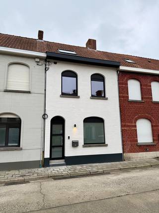 Energiezuinige totaalrenovatie (A) met 3 slaapkamers, dressing en zonnige tuin mét uitweg (inclusief 2 standplaatsen)Energiezuinige totaalrenovatie...