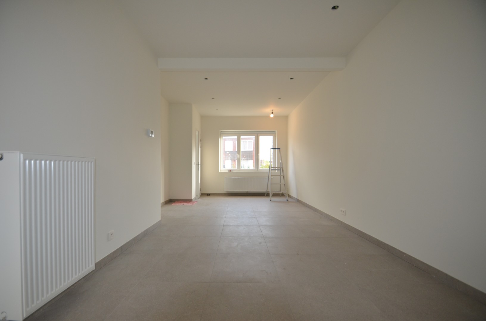 Volledig gerenoveerde woning met 3 slaapkamers en gezellig tuintje gelegen in het dorp van Zeebrugge. - foto 2