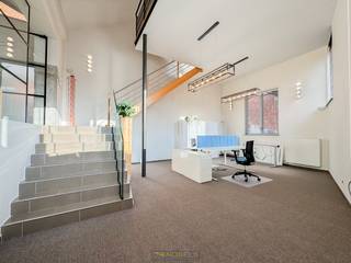 MODERNE KANTOORRUIMTE VAN 149 M² combineert een industriële look met een LICHTRIJKE, OPEN INDELING. De ruime inkomzone verwelkomt bezoekers op...