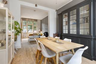 Ontdek deze unieke en statige burgerwoning gelegen aan de prestigieuze Koningin Elisabethlaan, een absolute parel in Kristus-Koning (Brugge)...
