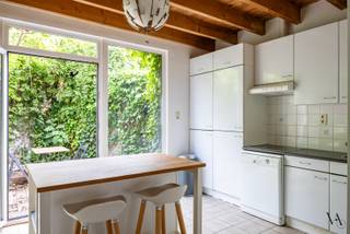 Aan de rand van de Matadi-wijk in Heverlee, net buiten de Leuvense binnenring, bevindt zich deze leuke stadswoning.<br /><br />De woning zelf werd eind jaren '90 helemaal gerenoveerd. Nadien werden sporadisch nog wat renovaties en opfrissingswerken uitgevoerd.<br /><br />Op de gelijkvloerse verdieping bevinden zich een woonkamer, met aansluitend de eetkamer en een ruime open keuken. Achteraan, toegankelijk via een groot raam aan de keuken, bevindt zich een gezellig binnenkoertje.<br /><br />De eerste verdieping is ingericht met een apart toilet, een badkamer met inloopdouche en wastafel en 1 slaapkamer. De tweede verdieping behelst nog 2 slaapkamers.<br /><br />De woning kan nog wat opfrissingen gebruiken, doch heeft geen dringende of verplichte renovaties nodig (EPC D).<br /><br />Contacteer ons voor meer informatie en/of een bezoek ter plaatse.